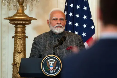 Perdana Menteri India Reuters Narendra Modi menghadiri konferensi pers dengan Presiden AS Donald Trump (tidak digambarkan) di Gedung Putih, Washington, DC, AS, 13 Februari 2025.