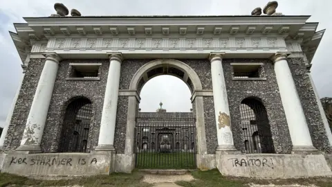 LDRS/ Nathaniel Lawson The façade of a hexagonal shaped mausoleum with four pillars and three archways. It has been defaced with the words "Kier Starmer is a traitor!", mis-spelling the prime minister's first name.