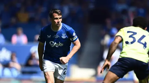 Seamus Coleman dribbles the ball out of defence against Southampton