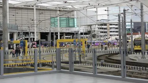 BBC Interior view of Manchester's Victoria station