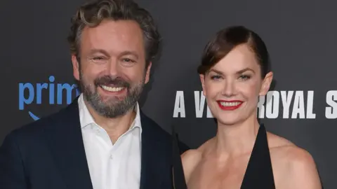 Getty Images Michael Sheen e Ruth Wilson no lançamento de A Very Royal Scandal