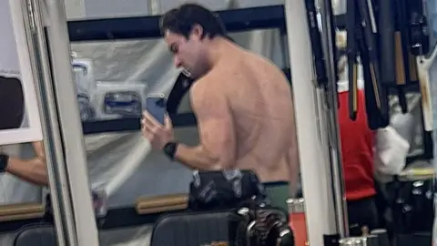 Bo Ponomari Bo Ponomari takes a photo of his back in a mirror. In it you can see scars on his back. 