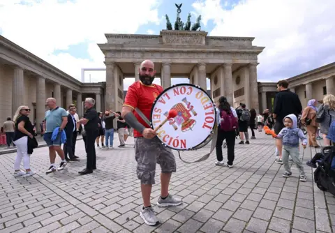 Getty Images Hiszpański fan z bębnem