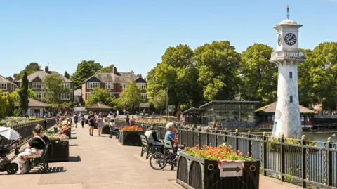 Roath Park lake, with Scott memorial to the right