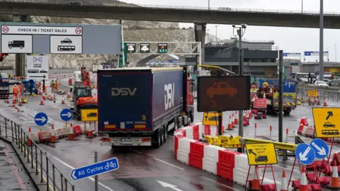 Pekerjaan media PA berlanjut pada sistem entri/keluar baru (EES) di pintu masuk ke pelabuhan Dover di Kent. Sebuah truk dapat dilihat menenun melalui tanda -tanda pengalihan karena pemeriksaan perbatasan baru ditingkatkan di perbatasan Inggris.