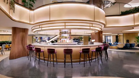 Chase Bar Utama di Lounge Sapphire Chase yang baru di Bandara La Guardia New York