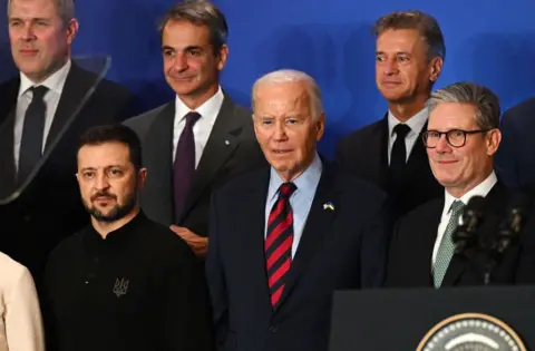 Getty Images De Amerikaanse president Joe Biden (midden), naast de Oekraïense president Volodymyr Zelensky (links) en de Britse premier Keir Starmer (rechts), ontmoeten elkaar voor een groepsfoto tijdens een evenement met wereldleiders om een ​​gezamenlijke verklaring te lanceren ter ondersteuning van de Oekraïense herstel en wederopbouw in de zijlijn van de 79e zitting van de Algemene Vergadering van de Verenigde Naties in New York op 25 september 2024