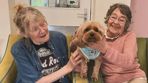 Johnny Szyndler Winnie with residents