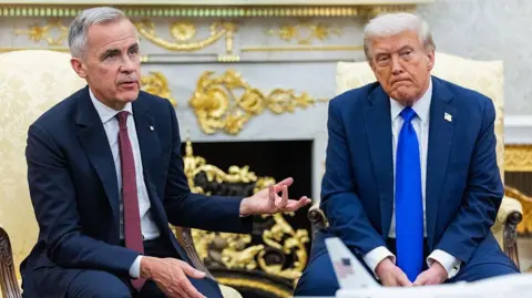Getty Images O primeiro-ministro canadense, Mark Carney, retratado ao lado do presidente dos EUA, Donald Trump, no Salão Oval da Casa Branca