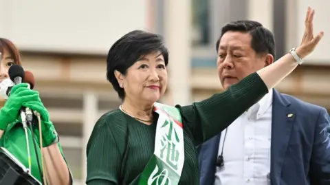 Getty Images Yuriko Koike, gouverneur van Tokio, tijdens een campagnebijeenkomst in Tokio, Japan