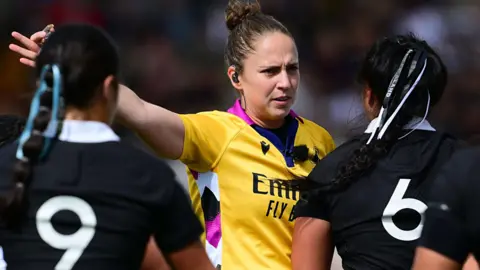 Sara Cox makes a decision to New Zealand players