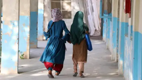 EPA Afghan girls attend to their schools in Kandahar, Afghanistan, 18 September 2022