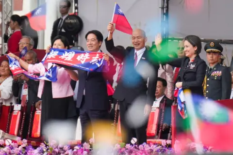 Getty Images ライチンダー台湾総統、梅井夫人、シャオビキム台湾副主席、真っ只中立法院総長が台北総統部の前で建国記念日のイベント中に手を振っています。