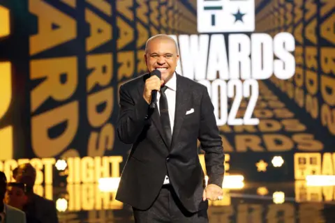 Getty Images Irv Gotti tersenyum sambil menyajikan penghargaan di 2022 BET Awards