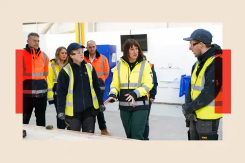 Getty Images Rachel Reeves Berbicara dengan Anggota Staf saat dia melakukan tur fasilitas manufaktur