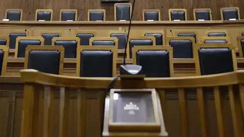 Illustration of a courtroom in Greece