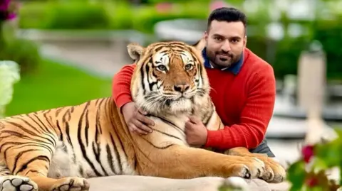 Fayyaz Fayyaz e seu tigre