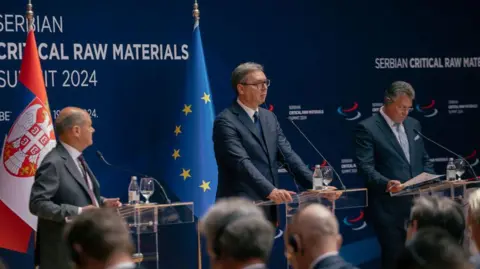     Vladimir Živojinović / AFP-bondskanselier van Duitsland Olaf Solz, president van Servië Aleksandar Vučić en vice-president van de Europese Commissie Maroš Šefčović