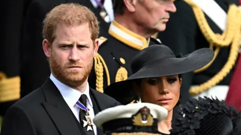 Reuters. Meghan y el príncipe Harry en el funeral de Estado y entierro de la reina Isabel de Gran Bretaña, en Londres, Gran Bretaña, 19 de septiembre de 2022; se puede ver una lágrima en su mejilla.