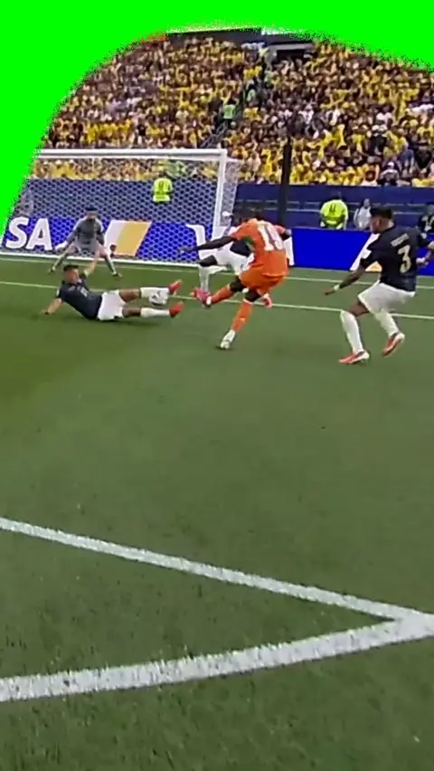 Alan Franco blocks goal attempt by Nicolas Pepe