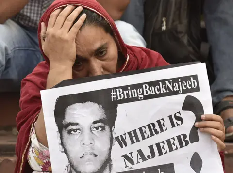 Hindustan Times, Getty Images aracılığıyla Najeeb Ahmed'in 3 Kasım 2016'da Yeni Delhi, Hindistan'da JNU kampüsünde annesi. 