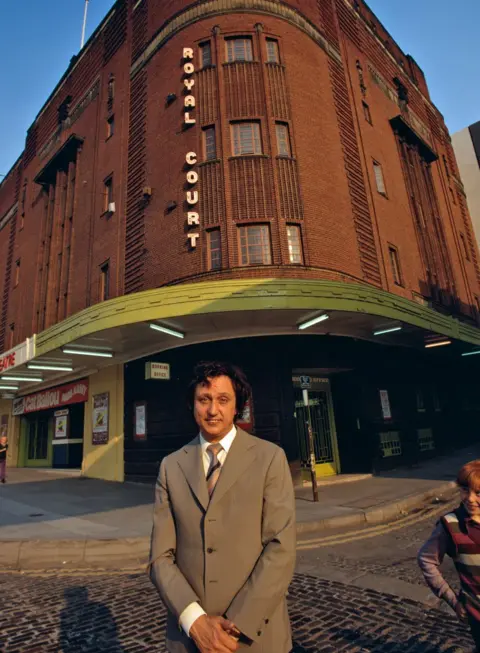 Getty Images Ken Dodd em frente ao teatro Royal Court de Liverpool em 1972