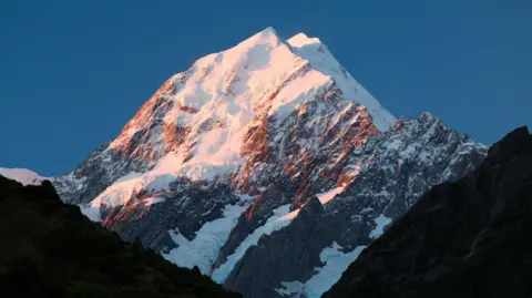 Getty Images A mid-shot of the summit of Aoraki Mt Cook