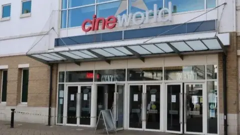 Google Gambaran umum pintu masuk Cineworld di Weymouth.