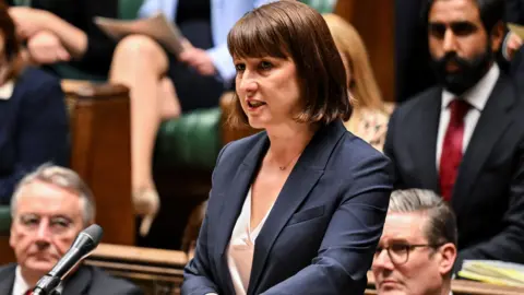 Jessica Taylor/Reuters Rachel Reeves hablando en el palco de despacho de las Casas del Parlamento 