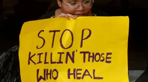 Getty Images Un médico joven protesta contra el asesinato de una médica en formación de posgrado en la Facultad de Medicina estatal RG Kar en Calcuta