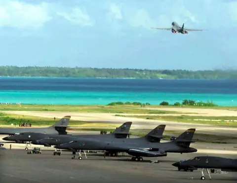 Getty Images Een B-1B-bommenwerper van de Amerikaanse luchtmacht stijgt op vanaf de luchtmachtbasis Diego Garcia voor een aanvalsmissie tegen Afghanistan op 7 oktober 2001, tijdens Operatie Enduring Freedom.