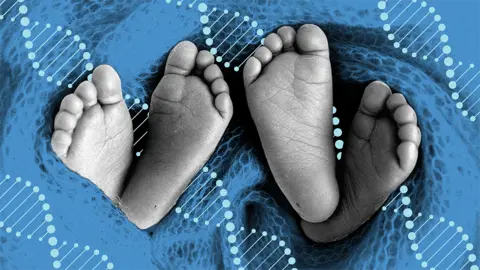 Getty Images Deux paires de pieds de bébé dans une couverture : les pieds sont noirs et blancs et la couverture est bleue. Des illustrations de l'hélice d'ADN sont superposées sur la couverture. 