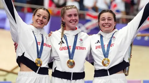 PA Media Katy Marchant, Emma Finucane og Sophie Capewell fra Storbritannia med sine gullmedaljer i kvinnenes lagsprintfinale på National Velodrome