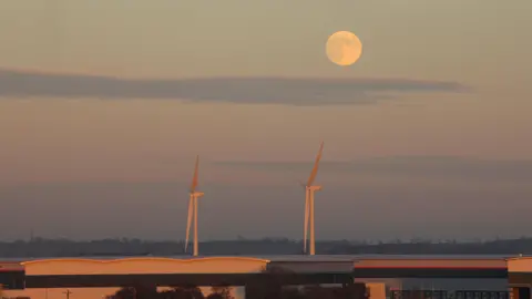 Dammo Moon over Hillmorton