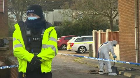 Milton Keynes murder probe after stabbing death - BBC News