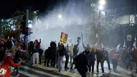 Getty Images 경찰이 민주광장에서 시위대에 물대포를 사용합니다.