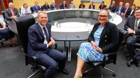 Getty Images New Zealand cabinet ministers sit around a circular desk in parliament