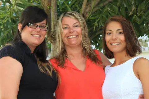 Family photo Tara Newbold with her mother and younger sister