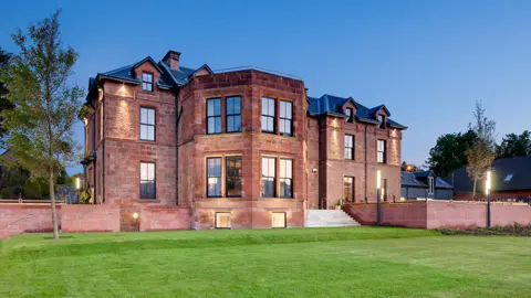 Neale Smith Douglas Hotel