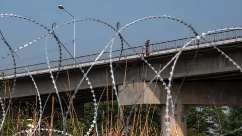 BBC/Jonathan Head Burmese crossing the border bridge to Mae Sot, Thailand