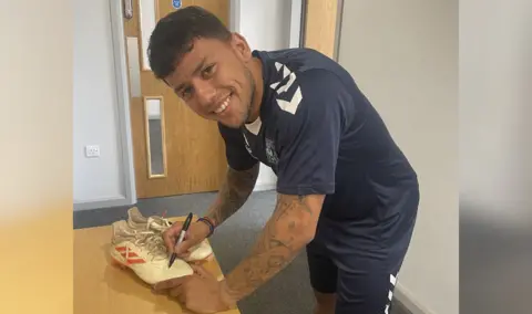 Coventry City FC Gustavo Hamer signing his boots