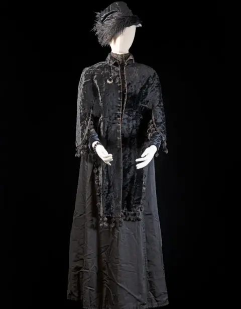 JIM DUNN Late Victorian dress