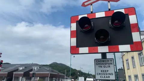 BBC Level crossing at Highland railway station