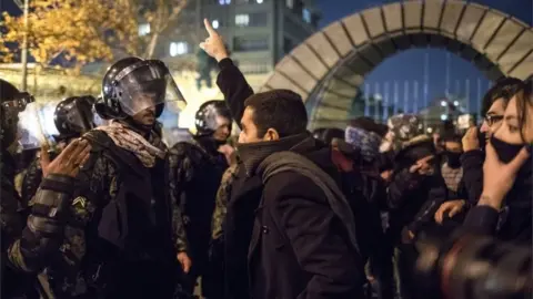 AFP Iranian protester confronts policeman in Tehran (11/01/20)