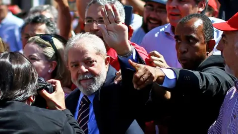 AFP Former Brazilian President Luiz Inacio Lula da Silva arrives at the Federal Justice office to be questioned by anti-corruption judge Sergio Moro, in Curitiba