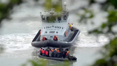 Paul Jollliffe Migrant boat off St Margaret's Bay