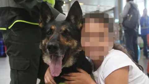 Colombian police Sombra with a child