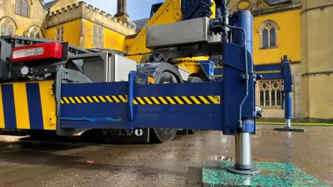 Lorry stabiliser leg