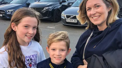 Jonathan Park/BBC Jessica, Oliver and mother Emma