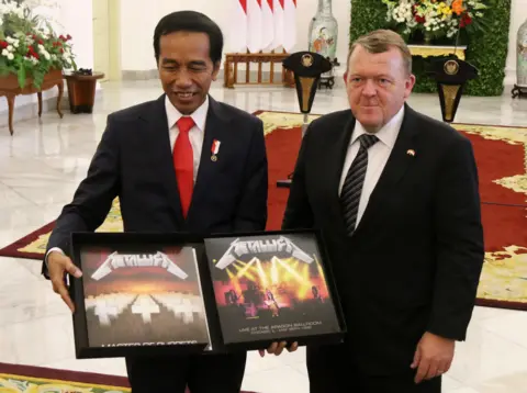 Getty Images President Joko Widodo shows off the Metallica album from Danish Prime Minister Lars Rasmussen